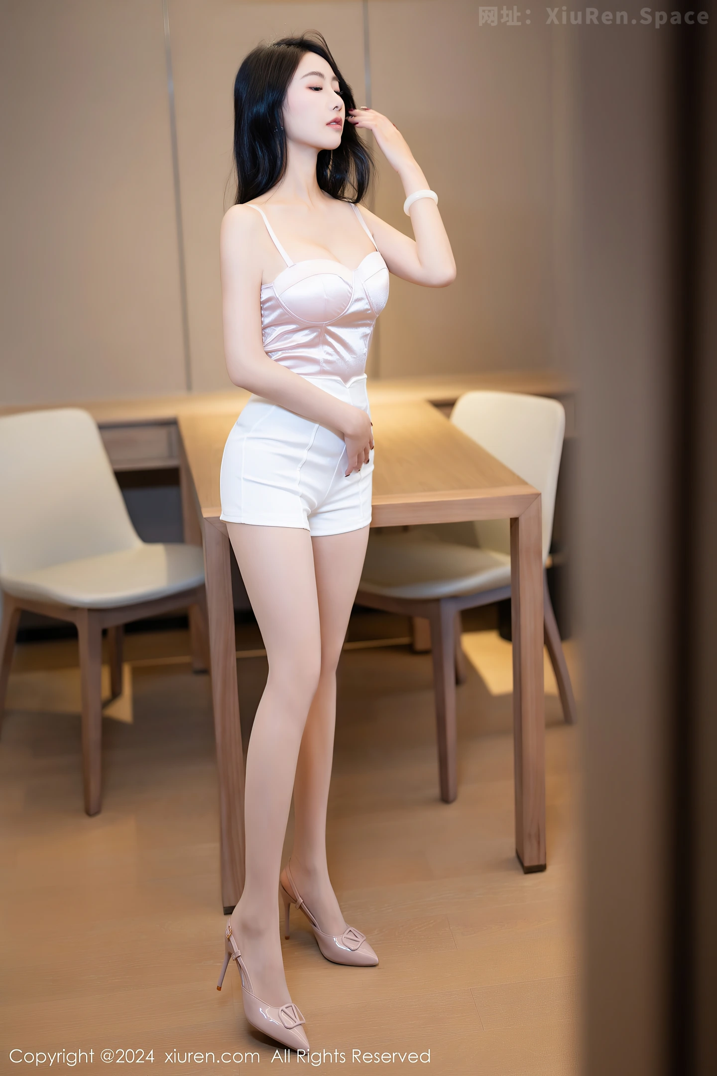 图片[2]-[XiuRen秀人网]VOL.7962 模特苏苏阿性感淡粉色内衣配开档白丝秀曼妙绝美身姿诱惑写真81P-秀人网官方网站